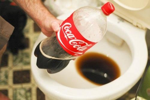 Ablagerungen im Badezimmer mit Cola beseitigen