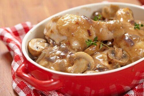 Eins der Rezepte mit Hähnchen und Cola ist der Hähnchen-Pilz-Eintopf