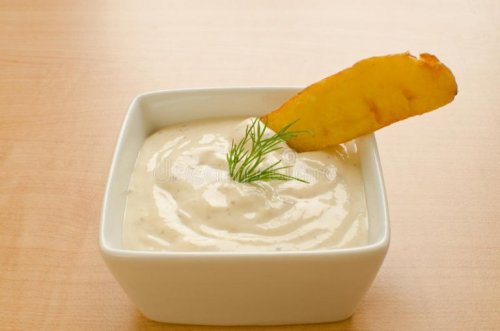 Drei Varianten des Rezepts für hausgemachte Knoblauchsoße: Soße mit gebratenem Knoblauch