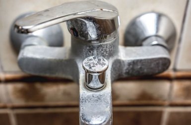 Wie du Ablagerungen im Badezimmer beseitigen kannst