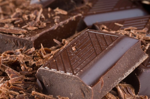 Zartbitterschokolade zählt zu den Lebensmitteln die deine Laune verbessern!