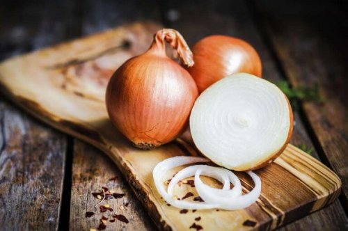 Zwiebeln gegen dunkle Hautflecken