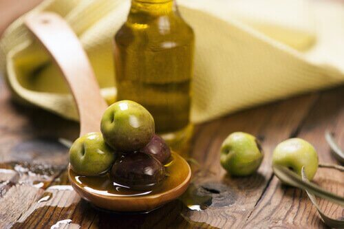 mit Olivenöl Hautunreinheiten beseitigen