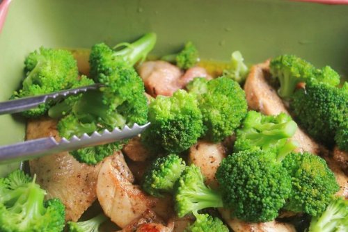 Zubereitung von Brokkoli mit Hühnchen