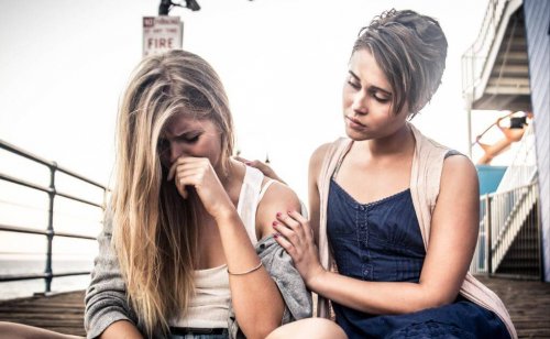 Chronische Opferhaltung - Mädchen tröstet Freundin