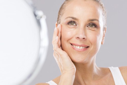 Frau verwendet Natron in Kosmetik und Heilkunde