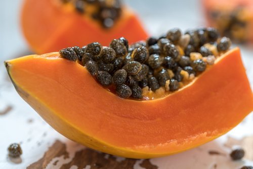 Papayakerne essen ist gut für die Verdauung