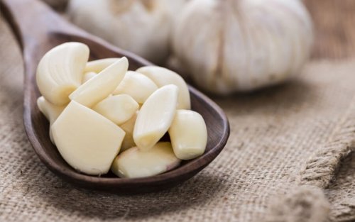 Einführen von Knoblauch gegen Scheidenpilze