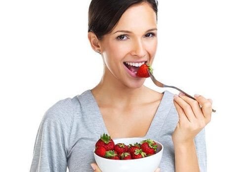 Hausmittel mit Erdbeeren für weißere Zähne