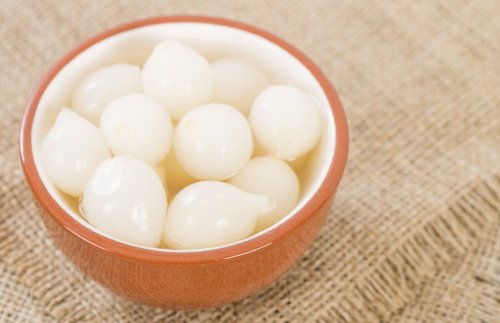 ühneraugen an den Füßen mit Essig und Zwiebeln behandeln