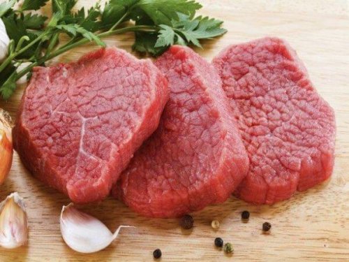 Fleisch ist reich an gesättigten Fetten und Cholesterin, die Blutgefäße verstopfen können.