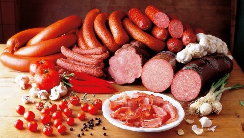 7 Lebensmittel, die du abends nicht essen solltest: Rotes Fleisch und Wurst