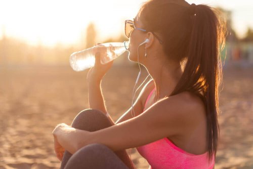 Fru trinkt Wasser