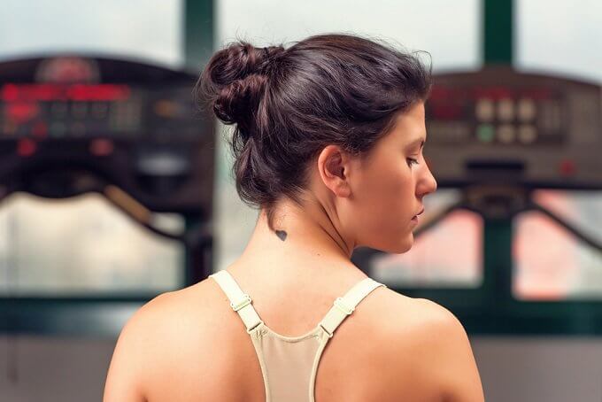 6 Tricks, wie die Haut am Hals jung und glatt bleibt 6 Tricks, wie die Haut am Hals jung und glatt bleibt
