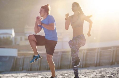 Übungen für Herzkreislauf-Training: Mit angezogenen Knien springen