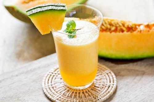 Mit Melonefruchtsaft Kilos verlieren
