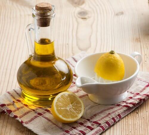 Olivenöl und Zitronenschale ergeben zusammen ein Mittel, mit dem man Gelenkschmerzen lindern kann