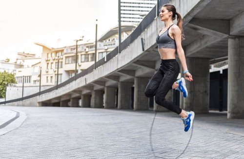 Übungen für Herzkreislauf-Training: Seilspringen