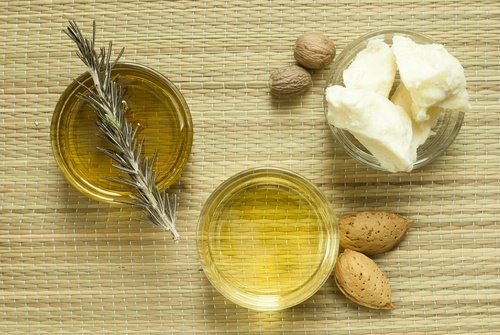 Naturprodukte zur Feuchtigkeitspflege: Sheabutter und Mandelöl