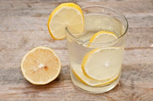 Wasser mit Zitrone als Mittel zur Entgiftung des Lymphsystems