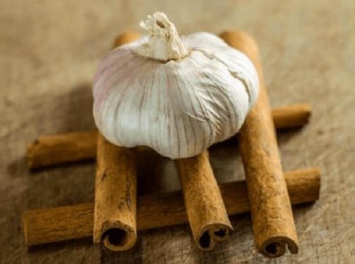 Dieses Rezept mit Knoblauch und Zimt eignet sich gut zum Abnehmen.
