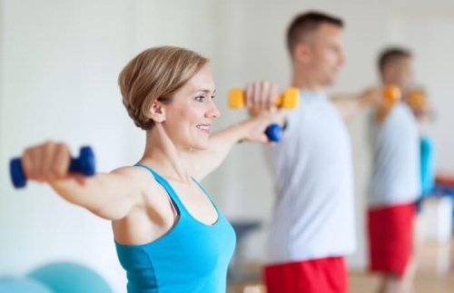 Übung: Hanteln seitlich heben