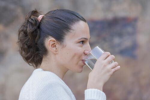 Wasser- trockene Lippen