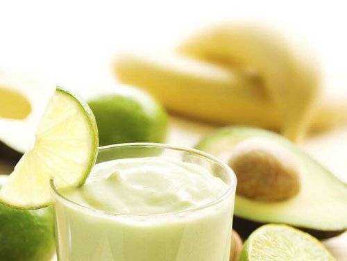 Avocadosmoothies mit Bananen