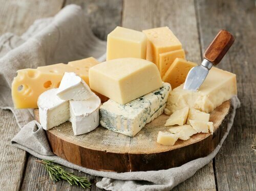 Grünes Blattgemüse, Käse und Orangensaft