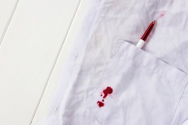 Kugelschreiberflecken entfernen: 4 Tipps
