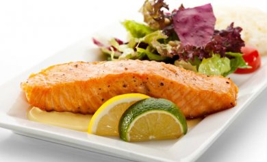 Leckeren Lachs in Zitronensoße zubereiten
