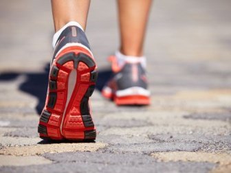 Spaziergang an frischer Luft gegen Heißhunger