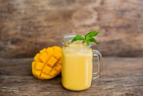 Orangefarbener Smoothie und andere Smoothie-Rezepte