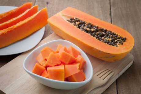 Papaya und getrocknete Pflaumen