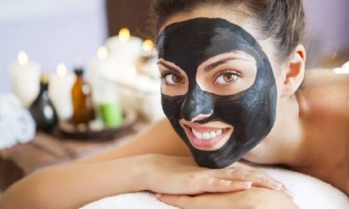 Woraus wird diese schwarze Gesichtsmaske hergestellt