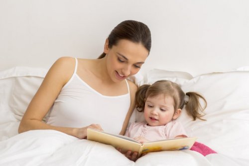 Mutter liest mit ihrer Tochter, die an Sprachproblemen leidet