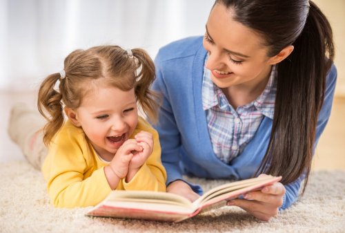 gute Mutter-Kind-Beziehung durch Hilfe bei den Hausaufgaben