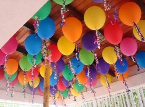 Luftballons an der Decke