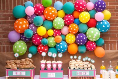 Luftballons an der Wand