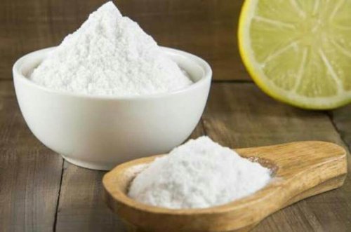 Natriumhydrogencarbonat und Zitronensaft gegen Schuppen