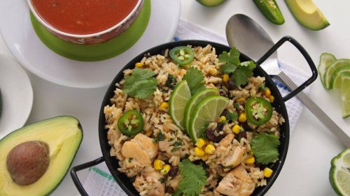 Pfanne mit köstlichem grünen Reis