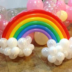 Regenbogen aus Luftballons