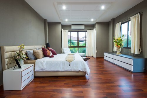 Schlafzimmer in minimalistischen Wohnungen
