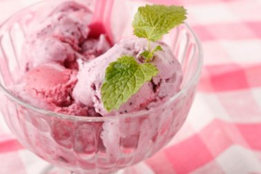 Selbstgemachtes Eis mit Erdbeeren