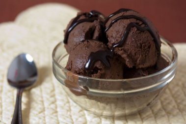 Selbstgemachtes Eis mit Schokolade