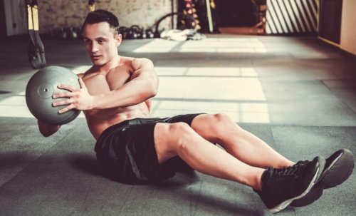 Starke Bauchmuskeln durch russische Drehungen