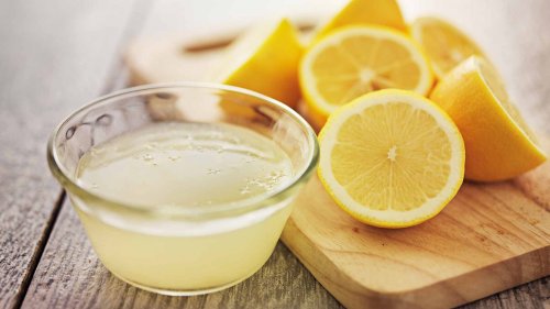 Mit Zitronensaft bekommst du Fugen wieder weiß 