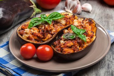 Gefüllte Auberginen: mit Fleisch und vegetarisch