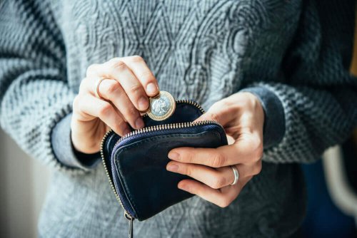 Ausgaben und Schulden helfen nicht jeden Monat Geld zu sparen