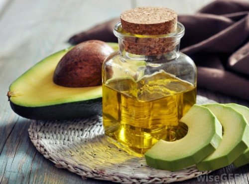 Avocado und Arganöl sind gute Hausmittel gegen Spliss
